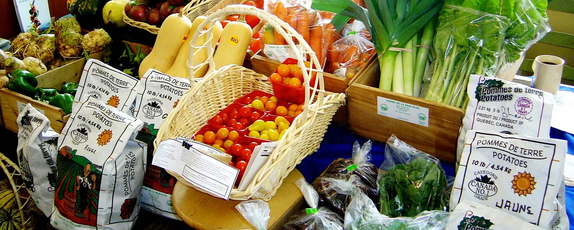 Étal de la ferme : courges, tomates cerises, poireaux, carottes et pommes de terre