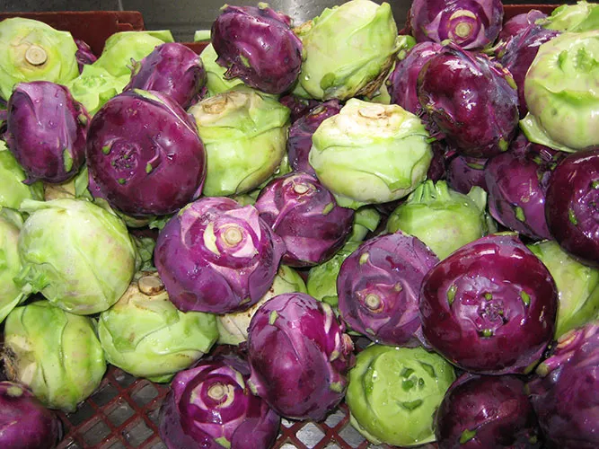 Caisse remplie de choux-raves verts et violets